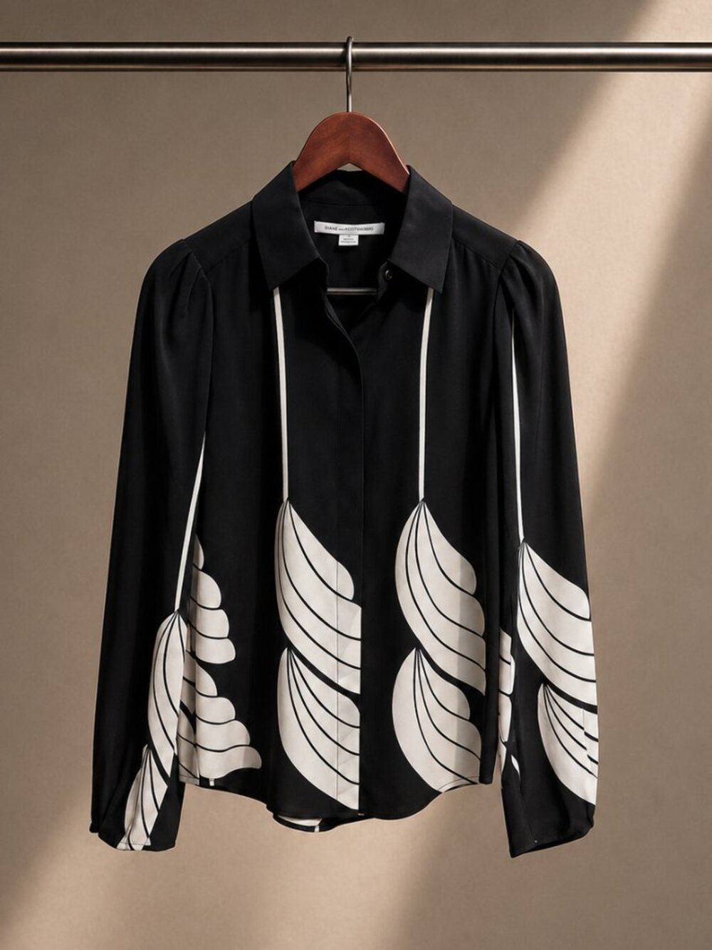 Diane von Furstenberg 100% Silk Blouse Black Ivory Art Deco Feather Print Sz 0